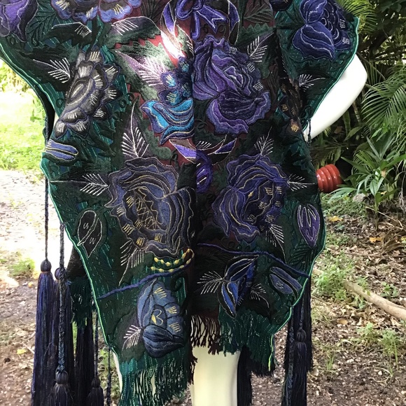 Chinese heavy cotton embroidered poncho - Picture 9 of 11